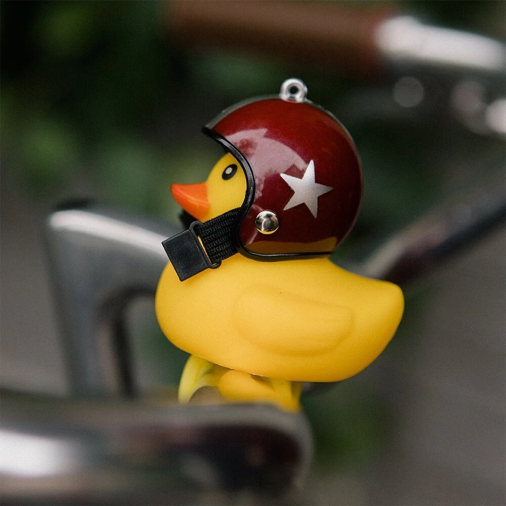 Утка на велосипед в шлеме - фото 6