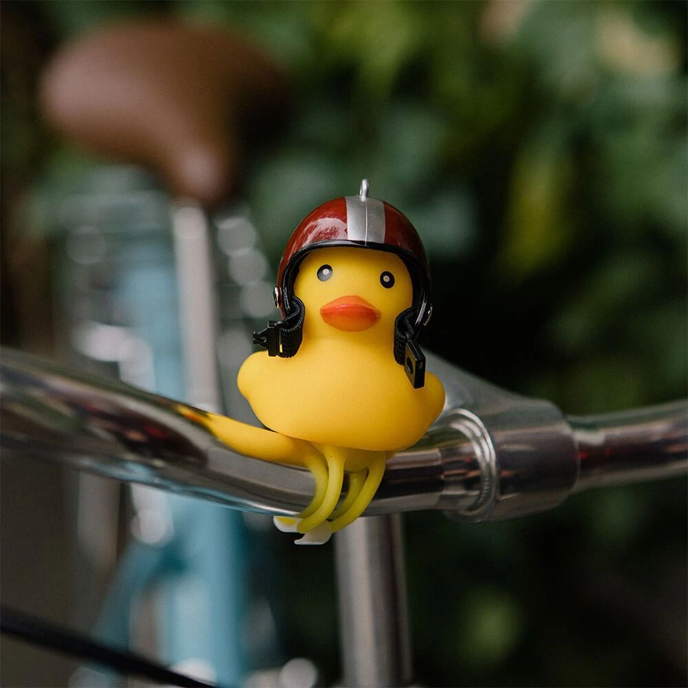 Утка на велосипед в шлеме - фото 5