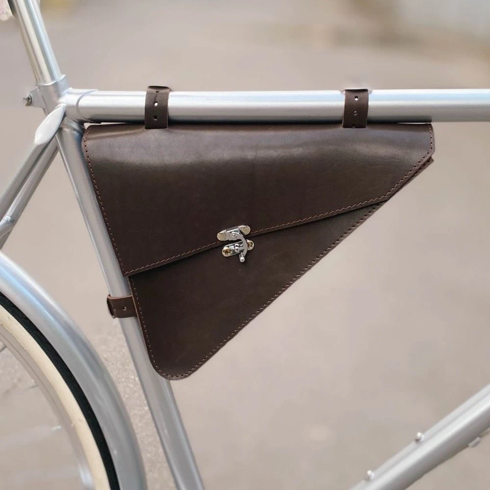 Сумка подрамная треугольная кожаная темно-коричневая - фото 1