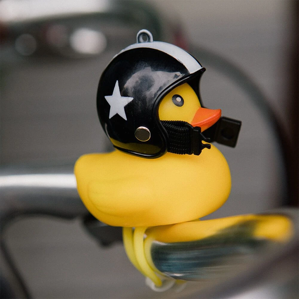 Утка на велосипед в шлеме - фото 2