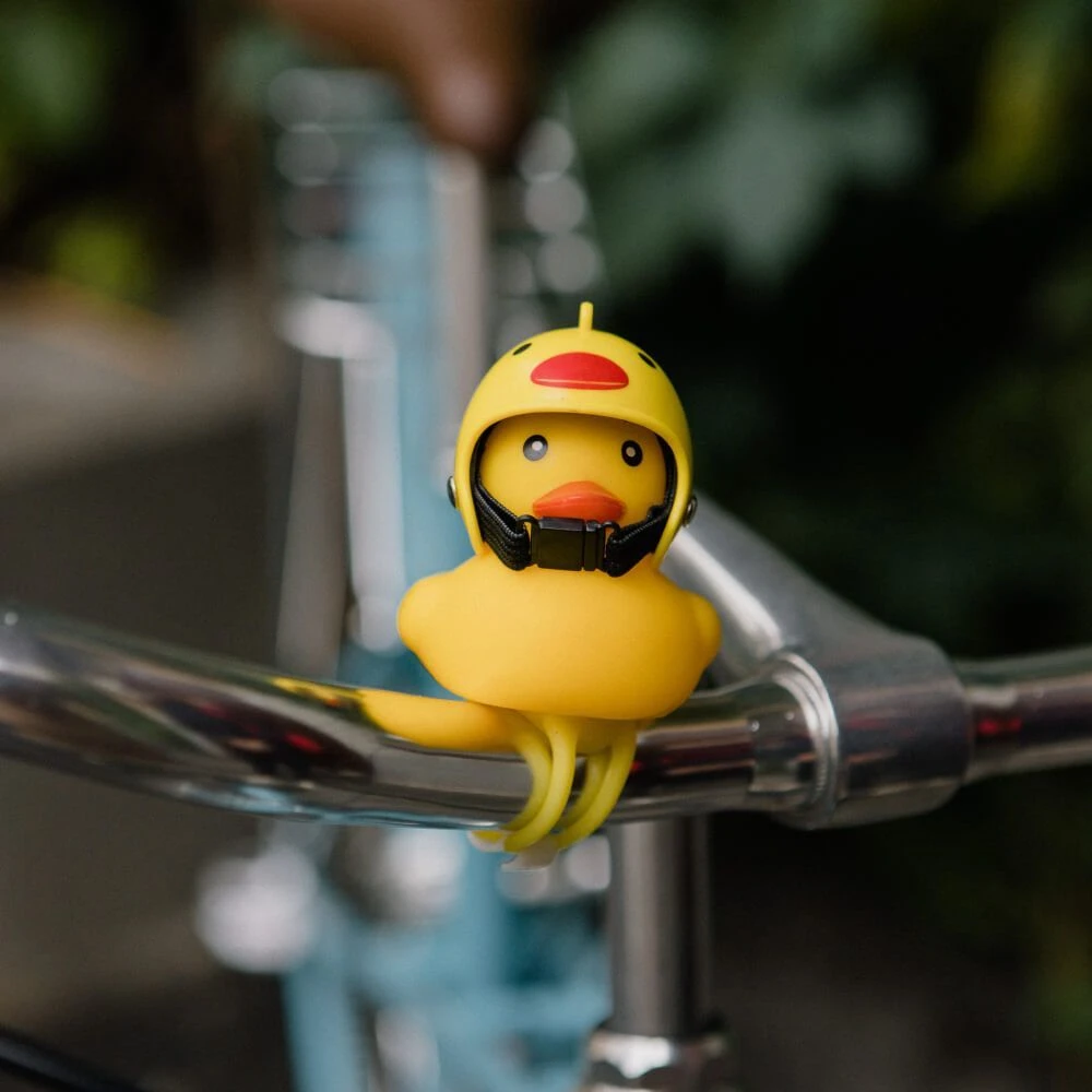 Утка на велосипед в шлеме - фото 7