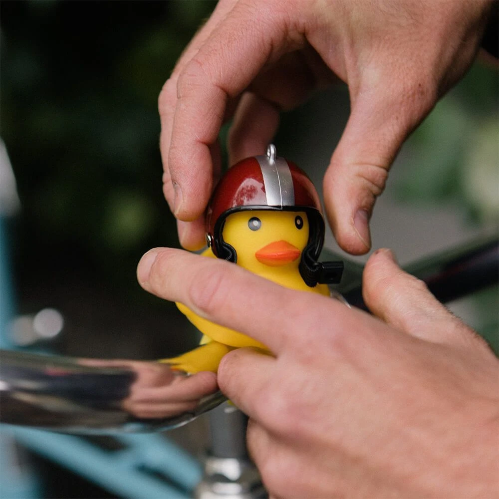 Утка на велосипед в шлеме - фото 4