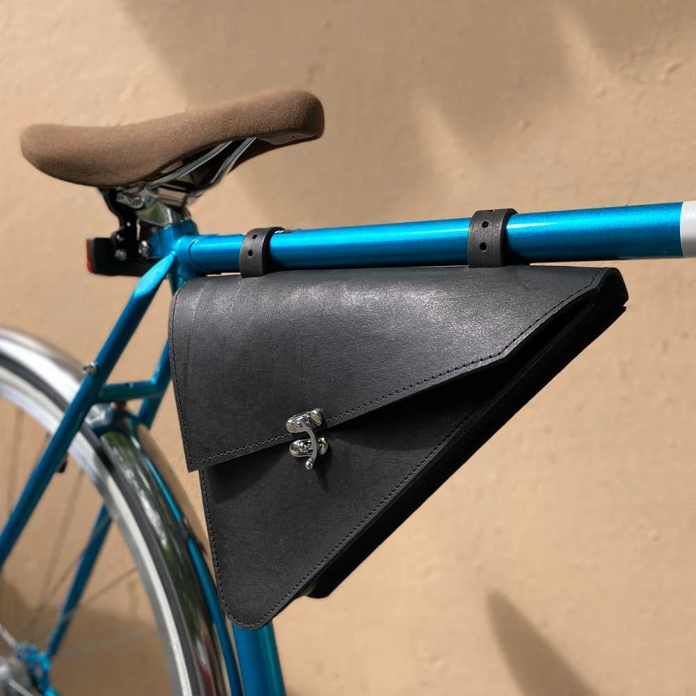 Сумка подрамная треугольная кожаная черная - фото 3