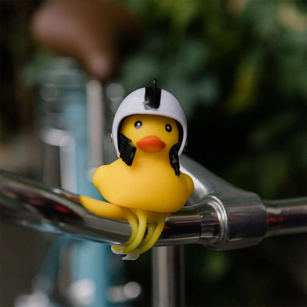 Утка на велосипед в шлеме - фото 11