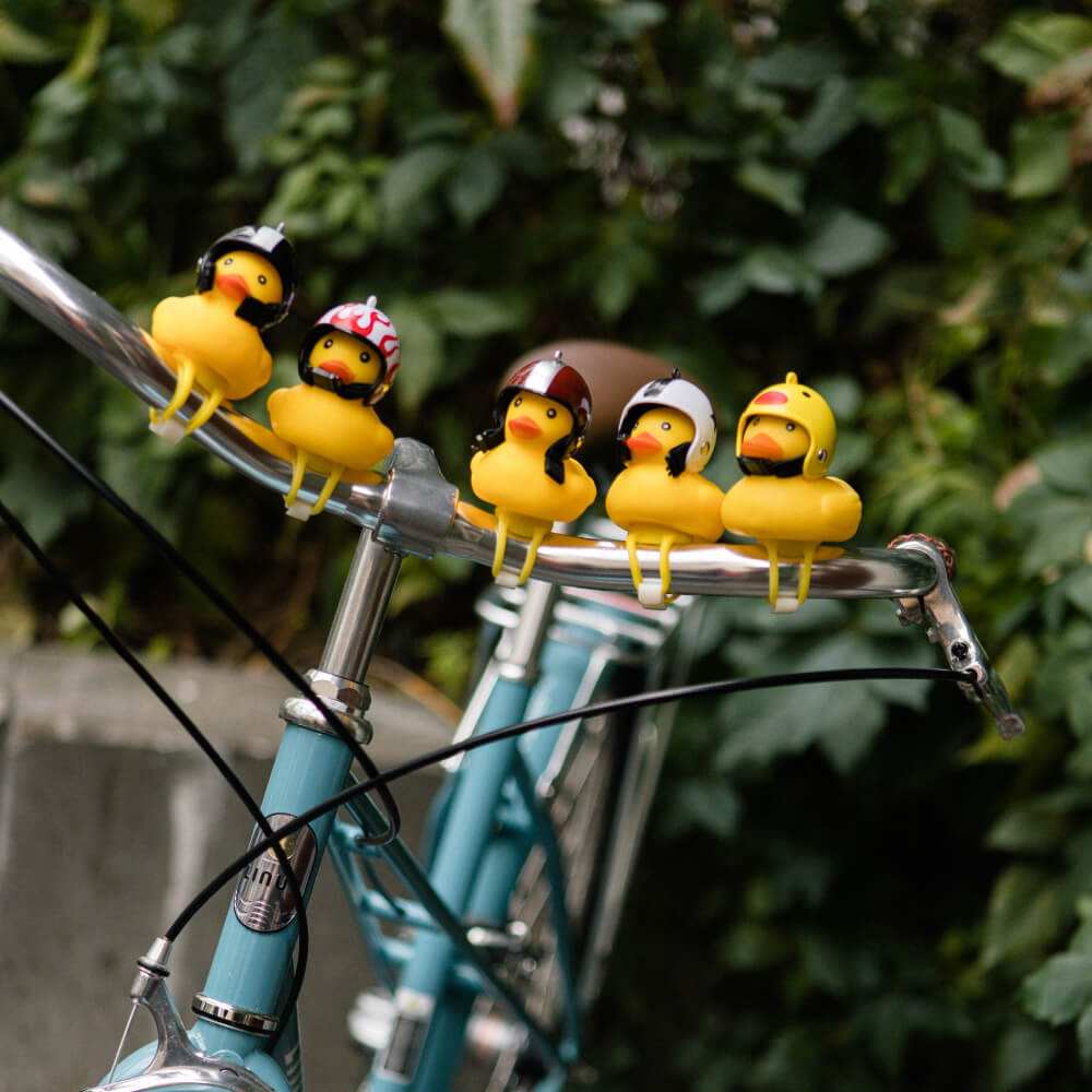 Утка на велосипед в шлеме - фото 13