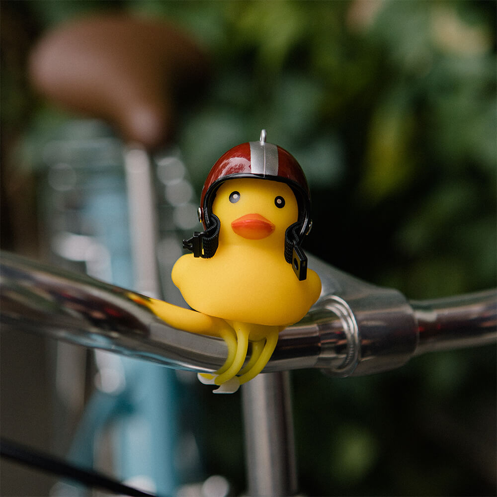 Утка на велосипед в шлеме - фото 5