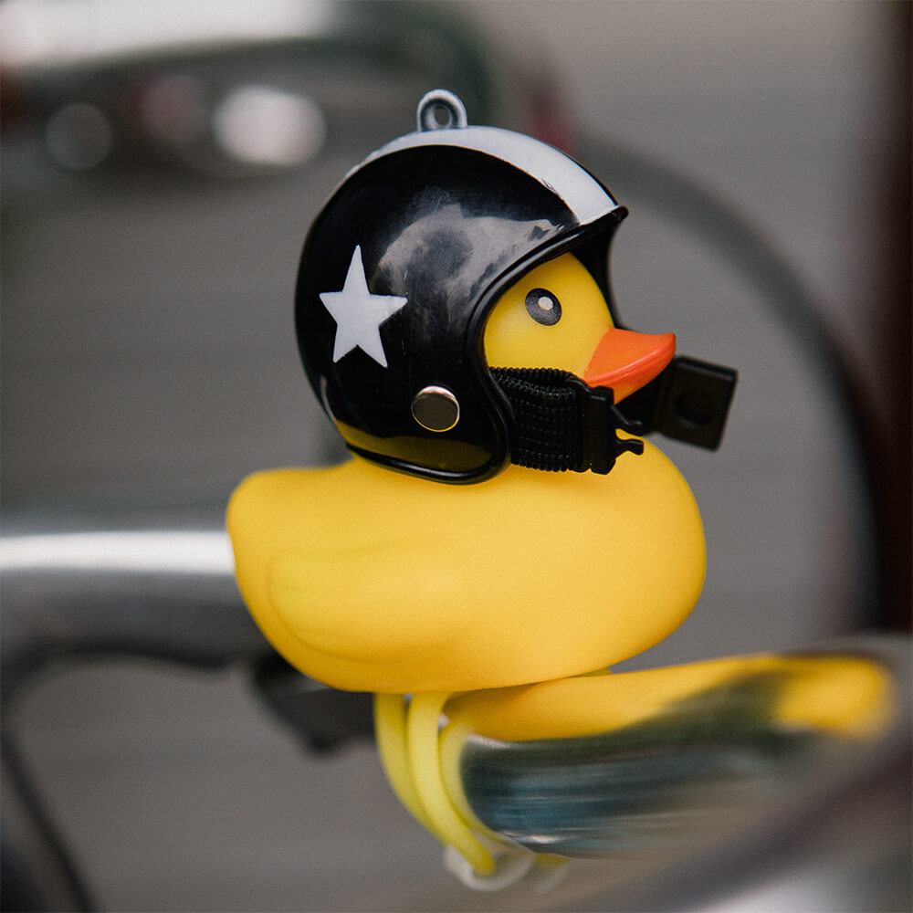 Утка на велосипед в шлеме - фото 2