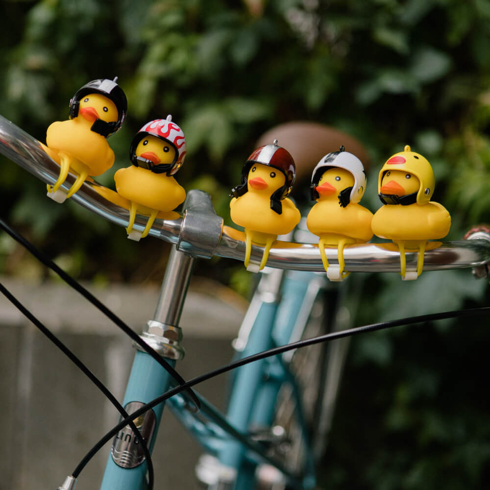 Утка на велосипед в шлеме - фото 1