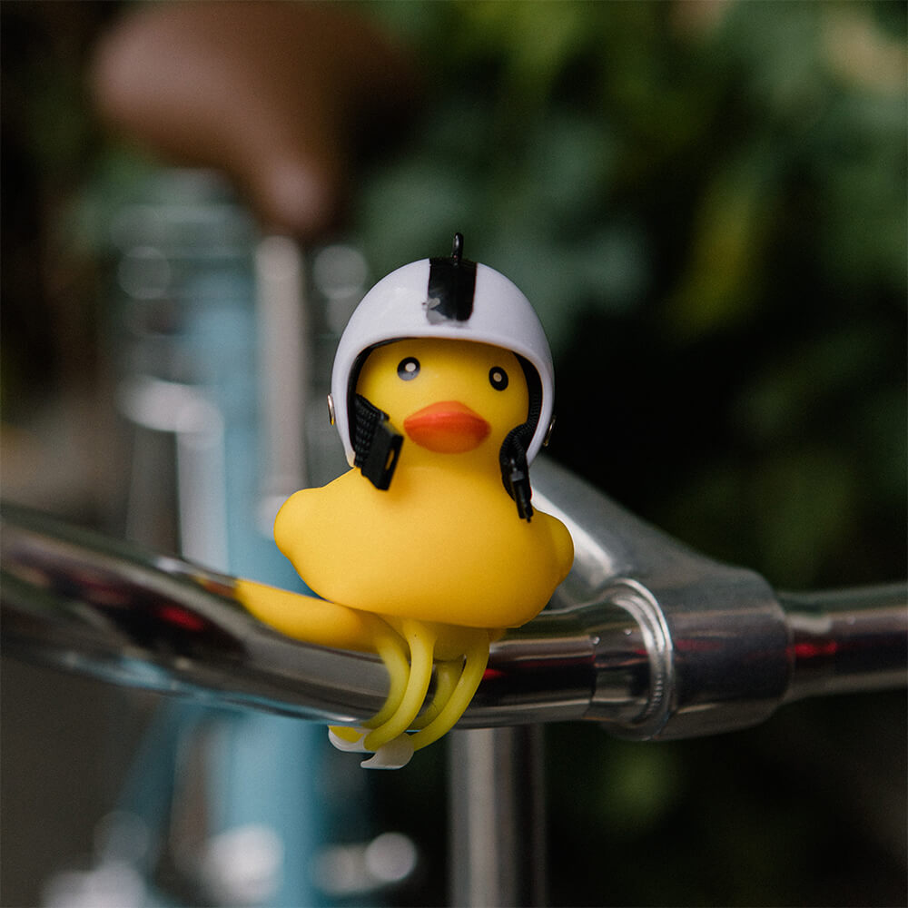 Утка на велосипед в шлеме - фото 11