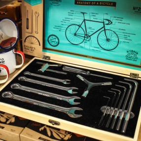 Большой подарочный велосипедный набор инструментов в деревянном боксе