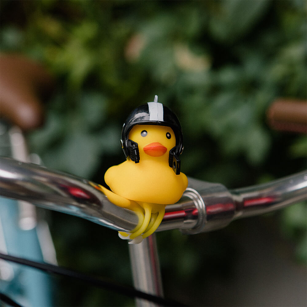 Утка на велосипед в шлеме - фото 3
